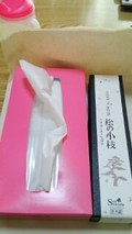 ティッシュ箱の半分くらいの大きさ