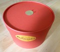 真っ赤な丸型のおしゃれなBOX入り。インパクト大です。