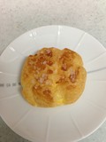 シュー生地にはザラメ糖が付いています