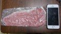 一枚のお肉の大きさとi phoneとの比較。