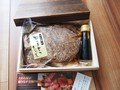 高級感のある木箱に入り、食べ方の説明と特製ソースもついています。