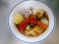 鶏肉を炒め水、カレーペーストで煮て、グリルした野菜をトッピングしました