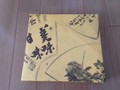 落ち着いた色合いの包装紙