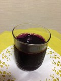 濃厚なぶどう色のジュースは、そのまま味に表れています。