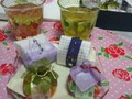 冷たいジャスミン茶に、とても合いました。包み紙が清楚で可愛い和菓子と思いました。