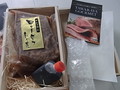 大きなお肉に木箱がとてもいいです