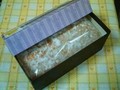 しっかりした、紫＆白のストライプの箱に入っていました。