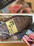 落ち着いた色調のパッケージです。