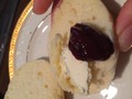 クリームとフルーツソースがさらに生地をしっとりさせてくれます。