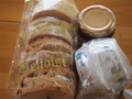 4種類の味のスコーンとクロテッドクリーム、イチゴジャムが入っています
