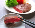 肉の旨味がぎゅぅぅ、塩をちょんと付けてパクッ♪