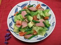 こちらは合鴨とアボガドのミックスサラダです。お肉を野菜で巻いても美味しいかもしれません。
