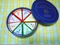 箱を開けると、キラッキラ☆したカラフルなアルミシートに包まれたチーズケーキが登場♪