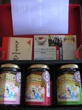 かわいらしいラベルが貼られた瓶詰めが、赤いボックスに入っています。