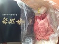 高級感漂うお箱に、霜降りのお肉。素晴らしい！