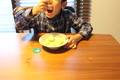 見よ！息子が大きな口あけて食べる姿(笑)！今は前歯がグラグラしているから小さく切って食べてます♪食べ応えあり、味よしで大喜びです☆