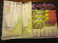 お茶が2種類と和菓子が4種類入ってます