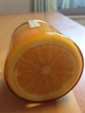 瓶にピッタリの輪切りのオレンジが！