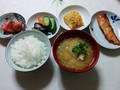 土鍋で炊いたご飯で朝食。少し硬めになり、もちもち感があまり感じられなく、残念。やはり炊飯器がいいかも( ；∀；)