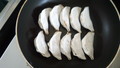 フライパンに餃子を並べて焼きます。