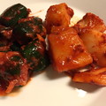 厳選された国産野菜の良さが光った胡瓜キムチ（左）と大根キムチ。淡白なはずのお野菜が食卓の主役級のうまみを発揮！