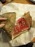 竹皮に包まれ　良い肉～♪という印象です。