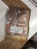 バラ肉で包まれたハンバーグ