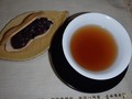 甘さ控えめな餡とぱりぱりの最中と黒豆茶