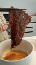 モモ肉を食べる直前。焼いても大きさは変わらずです。