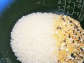 端に寄せて炊けば、白米と分けて味わえますよ