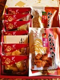 箱を開けると、おいしそうなおかきの袋がたくさん！
