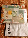 美しい包装紙に、紙袋のサービスも♪
