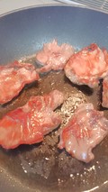 フライパンで焼いていると良い肉の匂い♪