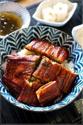 グリルで温めて丼にしました。しっとりした表面が見た目でも分る位、とても見た目も香りもお味も美味しいうなぎ丼が味わえました。