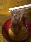 大きくてツヤツヤのお肉を生卵につけて頂きます。