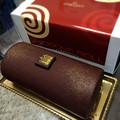 マッドで艶やかなチョコに映える金粉、飾りのチョコレートまで繊細な作りです。