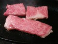 綺麗なサシが食欲そそられます。カットして鉄板で焼きました。