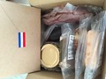 箱を開けた状態です。フランスの国旗シールがおしゃれです。
