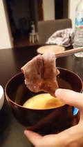 モモ肉、卵をつけて。広がる香りとまろやかさは絶妙！