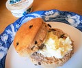 カレンズにたっぷりクロテッドクリームを