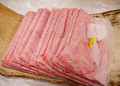 丁寧に包まれたお肉たち。美しい見た目にうっとり。