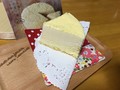 カットしてみると二層のケーキに分かれています♪