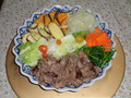 大皿に盛った松坂牛の焼肉と温野菜（3人前　肉250ｇ分）
