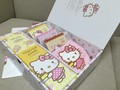 箱の中を開けるとキティがたくさん