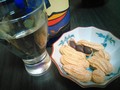 すっきりした透明な味なので、お供はシンプルなものが◎写真は台湾土産の黒ピーナッツ！