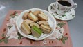 商品の断面図です。抹茶の色鮮やかさ、柚子や紅茶の粒がみえるでしょうか。