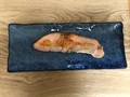 いつもさんまを丸ごと一匹のせている大きなお皿にのせて。