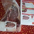 解凍前のお肉と商品説明のパンフレットです
