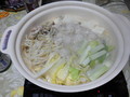 鍋に入れた鶏つくね