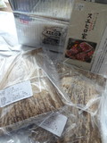 包装された中に、竹の皮に包まれた2つのお肉。レシピも付いていました。
